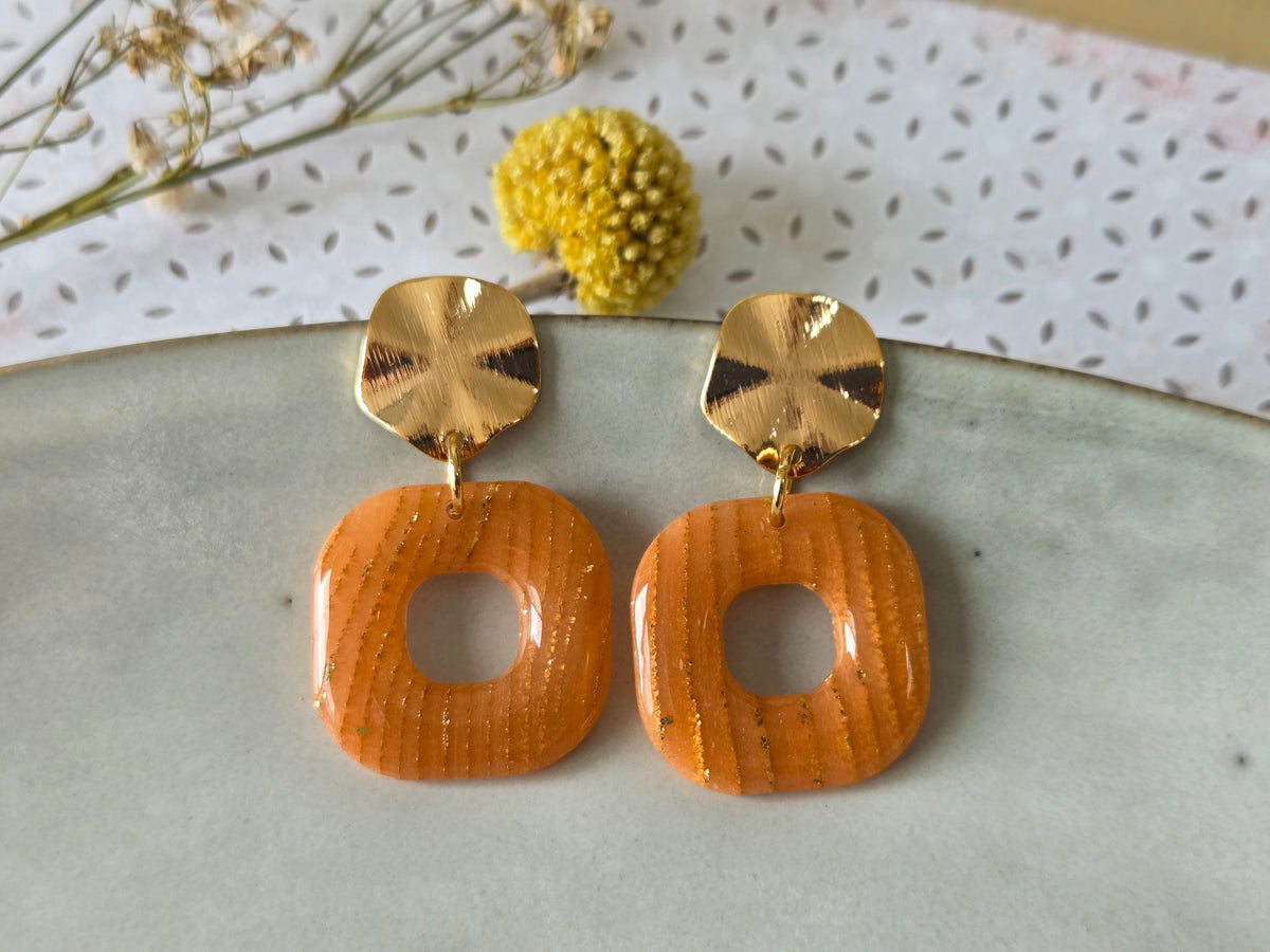 Terracotta Poort oorbellen met open vierkante hangers en goudkleurige studs