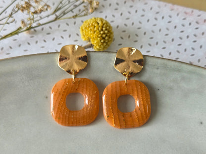 Terracotta Poort oorbellen met open vierkante hangers en goudkleurige studs