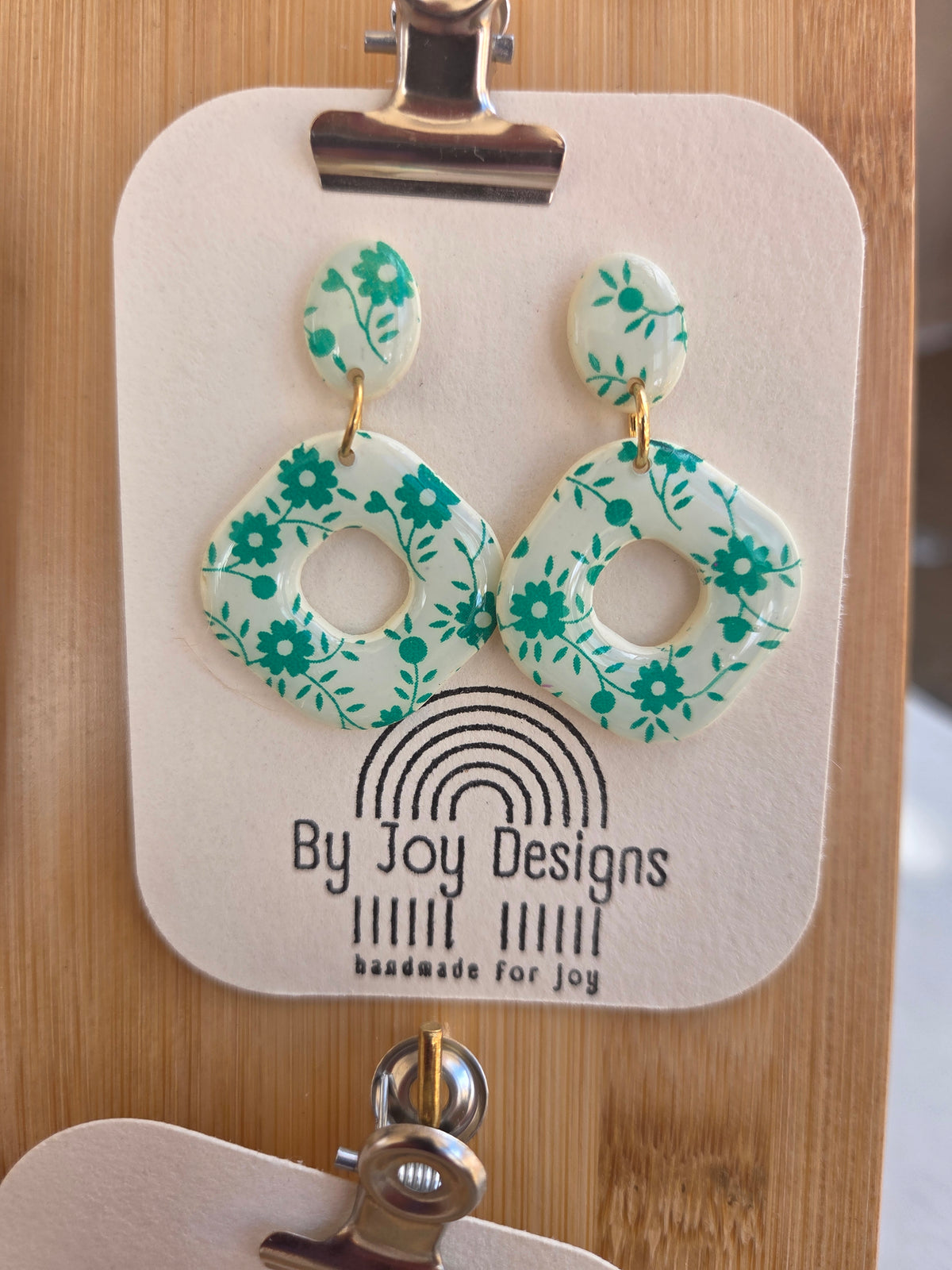 Muntbloesem Ruit oorbellen met groene bloemenprint op crème, ovale studs en open ruitvormige hangers