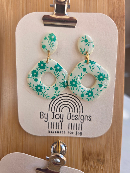 Muntbloesem Ruit oorbellen met groene bloemenprint op crème, ovale studs en open ruitvormige hangers