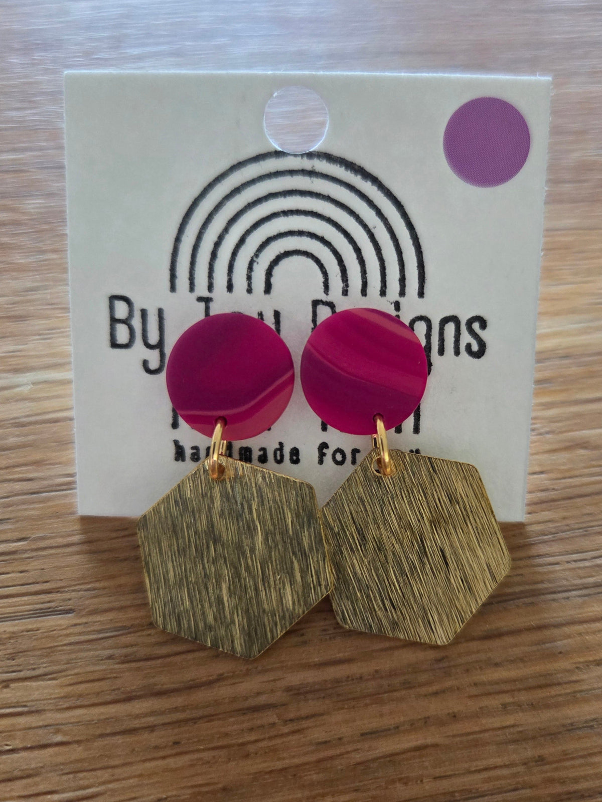 Gemarmerde magenta studs van polymeerklei met geborstelde gouden zeshoekige hanger, op een By Joy Designs kaartje