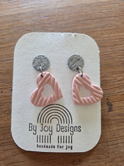 Oudroze open hartjes van polymeerklei met kabelbreistructuur aan getextureerde zilveren studs op een By Joy Designs kaartje
