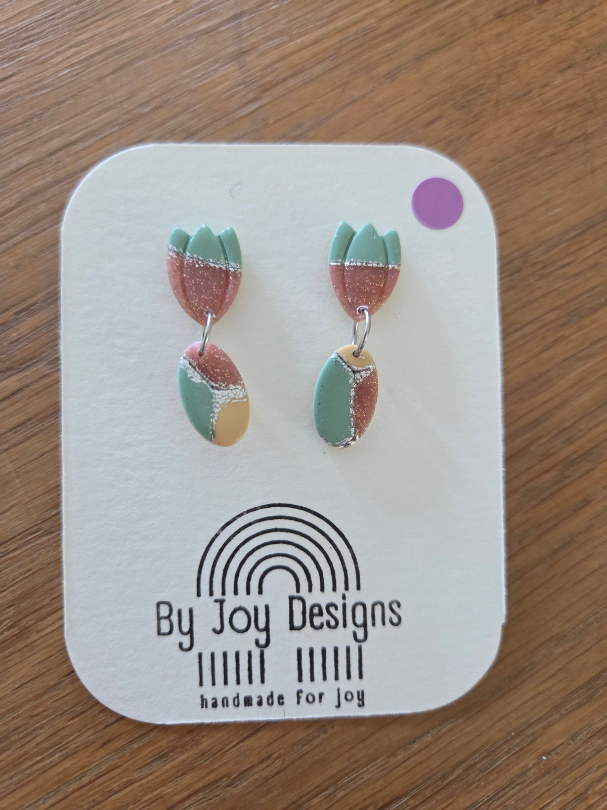 Tulpvormige studs met ovale hanger in saliegroen, roze glitter en zand met bladzilver op een By Joy Designs kaartje