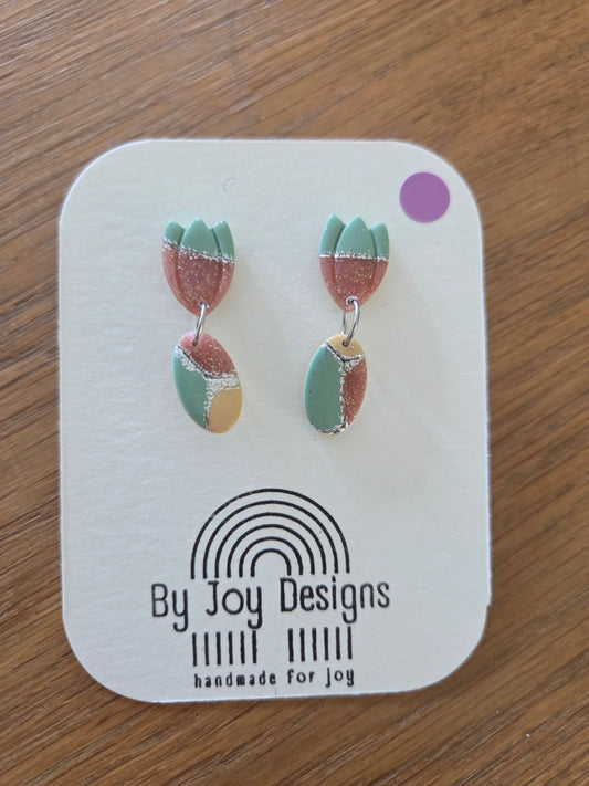 Tulpvormige studs met ovale hanger in saliegroen, roze glitter en zand met bladzilver op een By Joy Designs kaartje