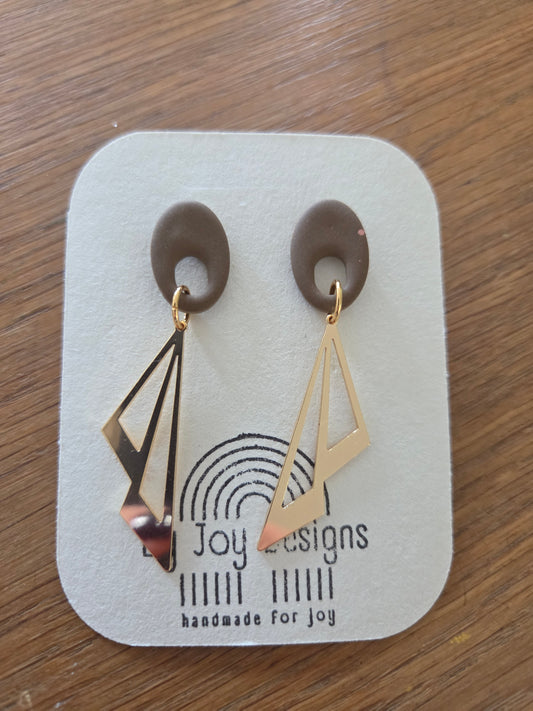 Matte taupe studs met een gouden origami-driehoek. Modern, licht en fijn voor gevoelige oren. Handgemaakt, er is er maar één van!