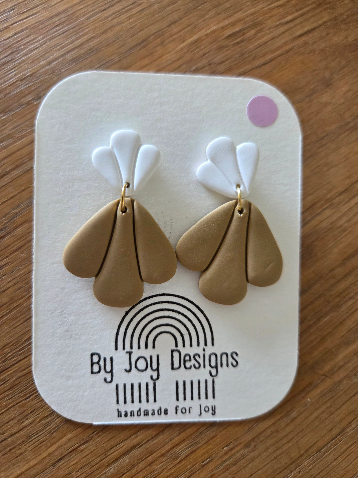 Witte waaiervormige studs met grote metallic gouden waaierhanger van polymeerklei op een By Joy Designs kaartje