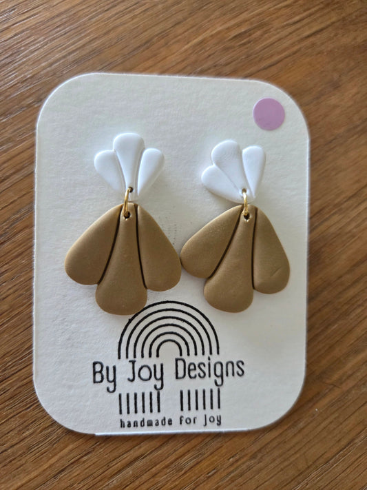 Witte waaiervormige studs met grote metallic gouden waaierhanger van polymeerklei op een By Joy Designs kaartje