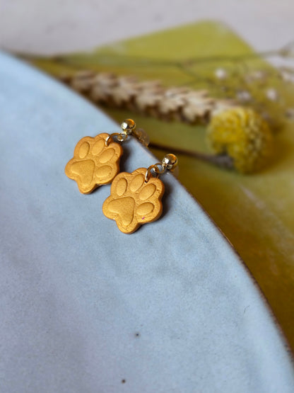 Goudgele pootafdruk-hangers van polymeerklei met reliëf aan gouden bolletjesstuds
